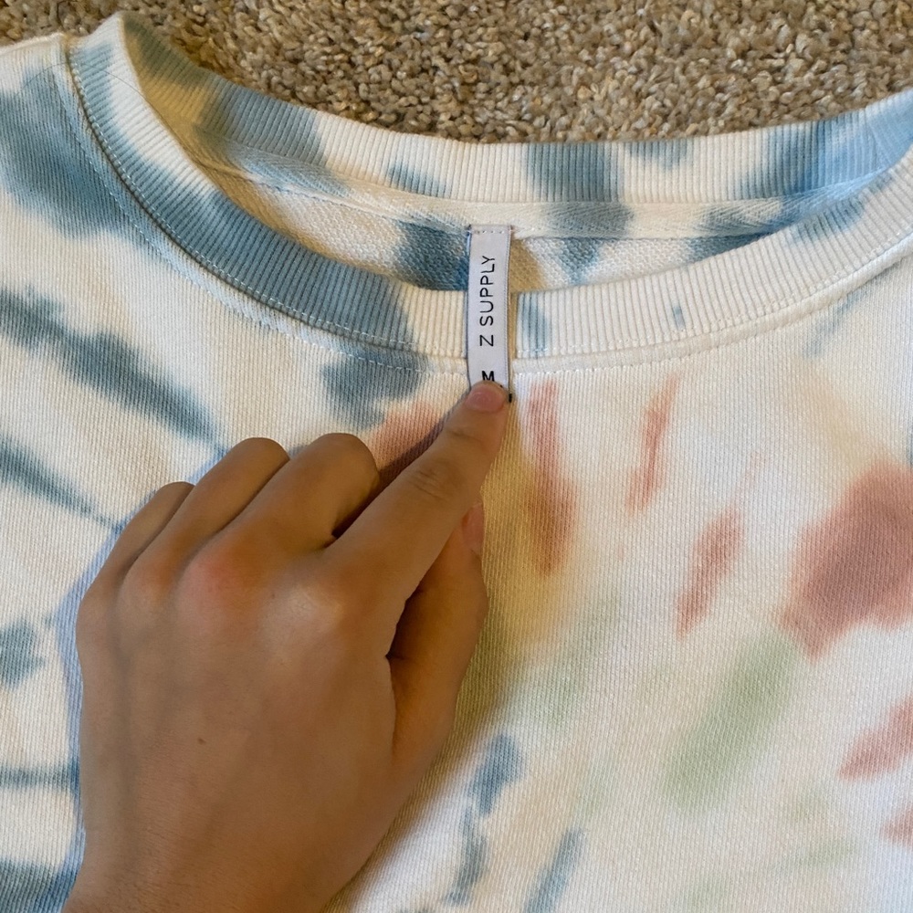 tie dye crewneck perfect for summer nights - Picture 5 of 5